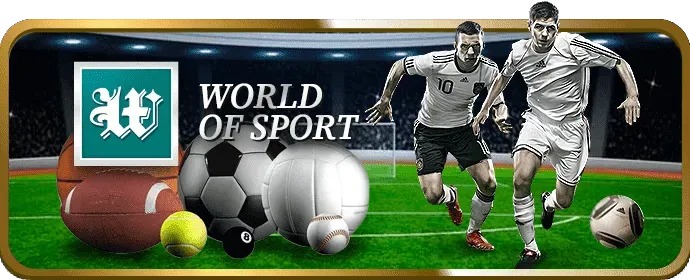 Game thủ e-sports đang thi đấu tập trung trước màn hình máy tính